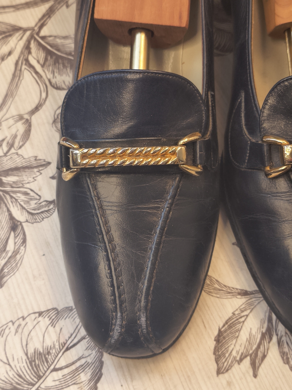 Vintage Gucci Navy Leather Women's Loafers with Gold Chain Trim - Picture 6 of 9